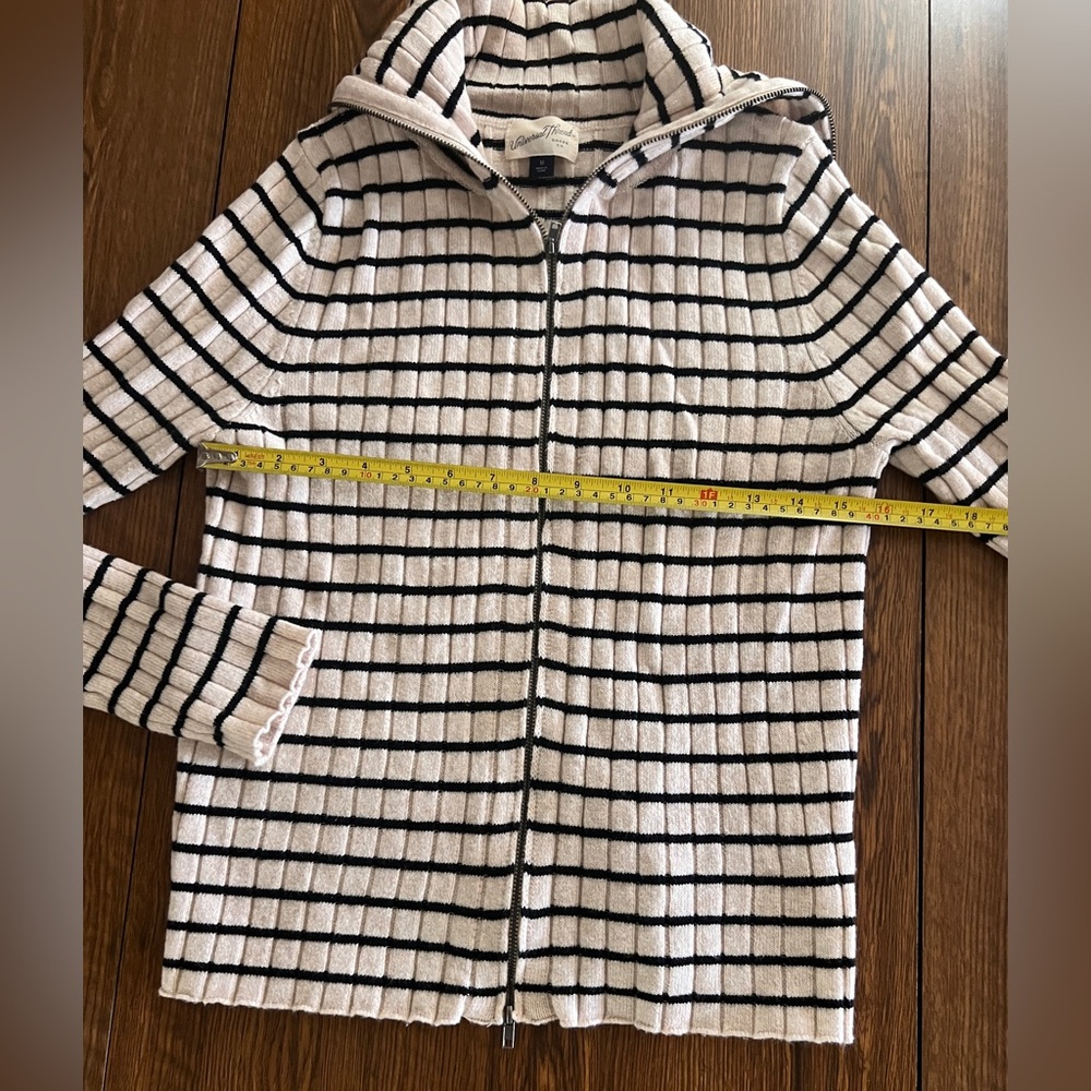 Universal Threads
Women’s 
Medium 
Cardigan 
Sweater
Ivory/Black Stripe
L/S - Picture 8 of 14